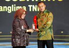 Panglima TNI Raih Penghargaan Outstanding Leadership di CNN Indonesia Awards 2025