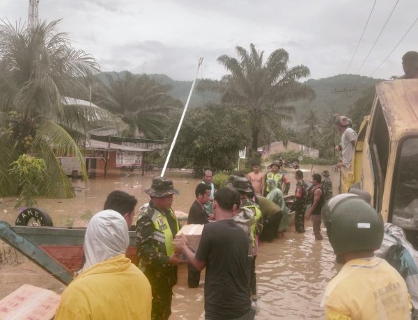 Prajurit Kodam IM Sigap Selamatkan Warga Aceh dari Banjir dan Longsor