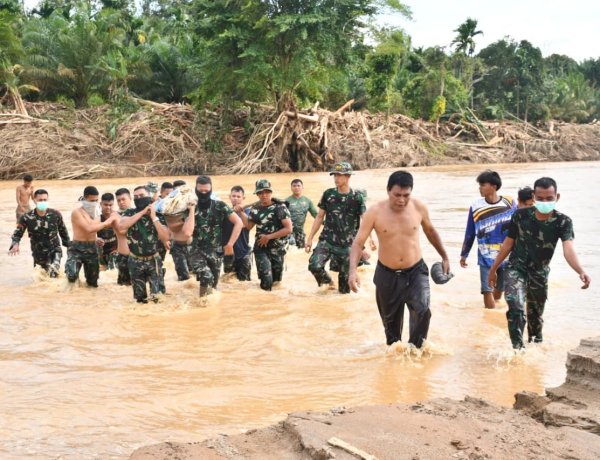 Satgas Gulben Kodam I/BB Berhasil Temukan dan Evakuasi Jenazah Korban Banjir di Tapanuli Selatan