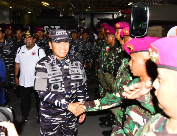 TNI AL Kerahkan KRI dan Helikopter untuk Bantu Korban Bencana di Aceh, Sumut dan Sumbar