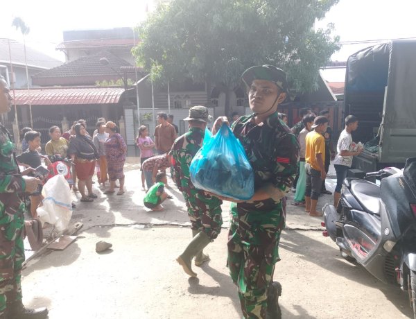 TNI Distribusikan 14.225 Nasi Bungkus untuk Warga Terdampak Banjir di Medan