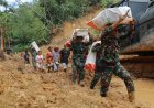 Prajurit TNI Pikul Bahan Bantuan dan Jalan Kaki Puluhan Km Salurkan Logistik ke Desa Terisolir di Sitahuis