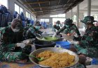 Dapur Lapangan Yonif 122/TS Layani Warga Terisolir Bencana Alam di Sitahuis
