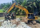 TNI dan Warga Gotong Royong Perkuat Tanggul Pasca Banjir di Langkat