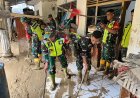 TNI Bantu Bersihkan Rumah Lansia Terdampak Banjir di Kabupaten Pidie
