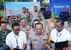 Pantau Libur Akhir Tahun di Ancol, Kapolda Metro Jaya Bagi-bagi Cokelat ke Pengunjung