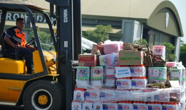 TNI Salurkan Logistik ke Wilayah Terisolasi dengan Metode  Airdrop