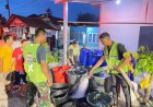 Prajurit TNI Salurkan Bantuan Air Bersih kepada Warga Terdampak Banjir di Kota Padang