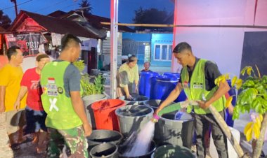 Prajurit TNI Salurkan Bantuan Air Bersih kepada Warga Terdampak Banjir di Kota Padang