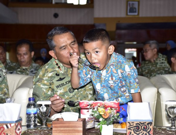 Momen Haru, Dankodaeral X Makan Satu Piring Berdua Dengan Siswa TK Hangtuah Jayapura