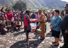 Dandim 1714/PJ Dampingi Bupati Puncak Serahkan Sembako Untuk Masyarakat Pengungsi di Kab. Puncak Jaya