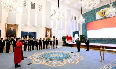 Wakil Panglima TNI Hadiri Pelantikan Hakim Mahkamah Konstitusi dan Wakil Menteri Keuangan di Istana Negara