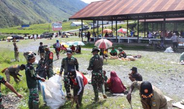 Karya Bakti Gabungan TNI-Polri dan Pemda: Pembersihan Sampah di Pasar Mama-Mama (Nagalomuni) Mulia Kota