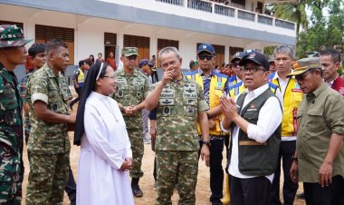 Wakil Ketua I Satgas PRR Letjen TNI Richard Tampubolon Dampingi Menko PMK Penyerahan Bantuan Stimultan Rumah Rusak Pascabencana di Sumatera