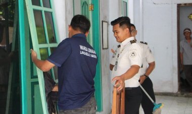 Lapas Madiun Bersihkan Mushola Sambut Ramadhan Bersama Warga Binaan