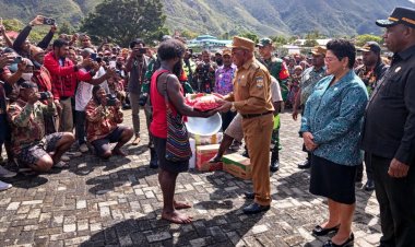 Dandim 1714/PJ Dampingi Bupati Puncak Serahkan Sembako Untuk Masyarakat Pengungsi di Kab. Puncak Jaya