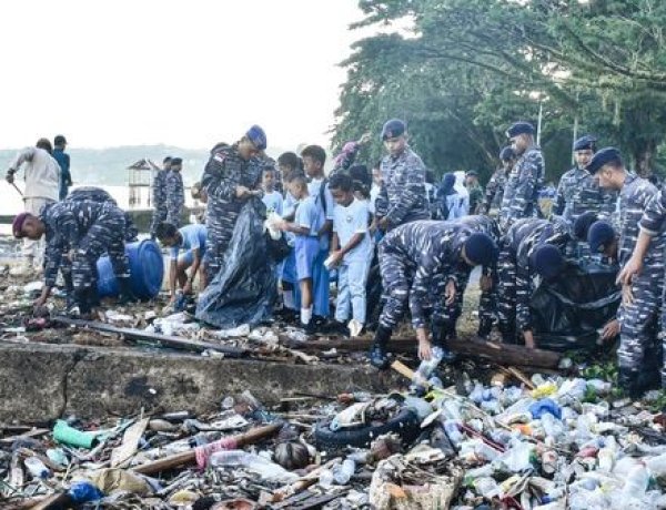 Nyatakan Perang Terhadap Sampah, TNI Bergerak Serentak Bersihkan Lingkungan