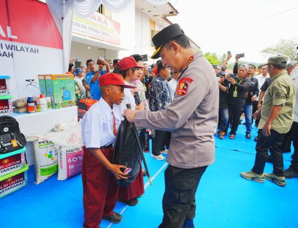 Tinjau Hunian Sementara Korban Bencana di Tapteng, Kapolri-Ketua Komisi IV Salurkan 16 Truk Bantuan Kemanusiaan