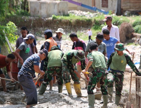 Gotong Royong TNI dan Warga Pacu Pembangunan Jembatan Perintis Garuda di Pesisir Selatan