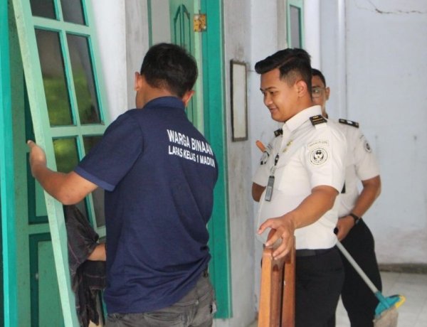 Lapas Madiun Bersihkan Mushola Sambut Ramadhan Bersama Warga Binaan