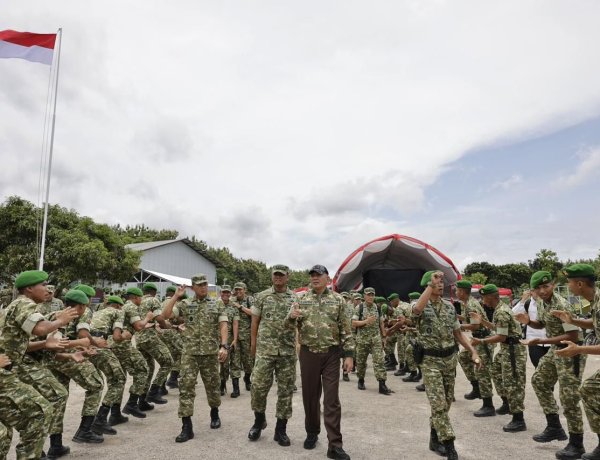 Wapang TNI Dampingi Menhan RI Tinjau Yonif TP 888, Perkuat Pertahanan Negara