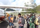 TNI-Polri Kawal Ketat Penyaluran Bantuan Pengungsi Kampung Kembru di Puncak Jaya