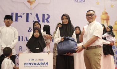 BRI Kanca Karawang Bersama YBM BRILiaN Hadirkan Kebahagiaan Lewat Berbagi Paket Sembako